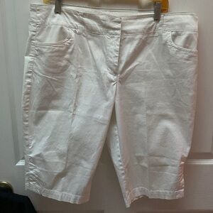 Juniors In Moda casual stretch solid white knee length shorts size 15/16.  EUC